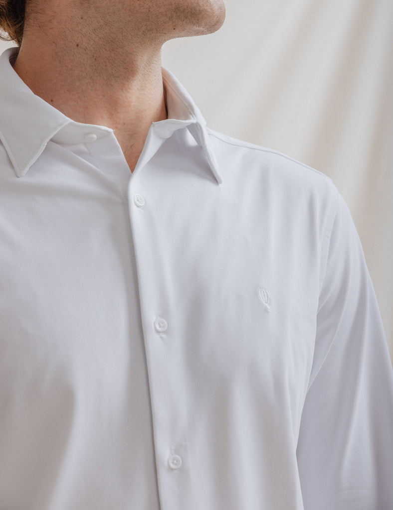 CAMISA ELÁSTICA BLANCA CON VARILLA