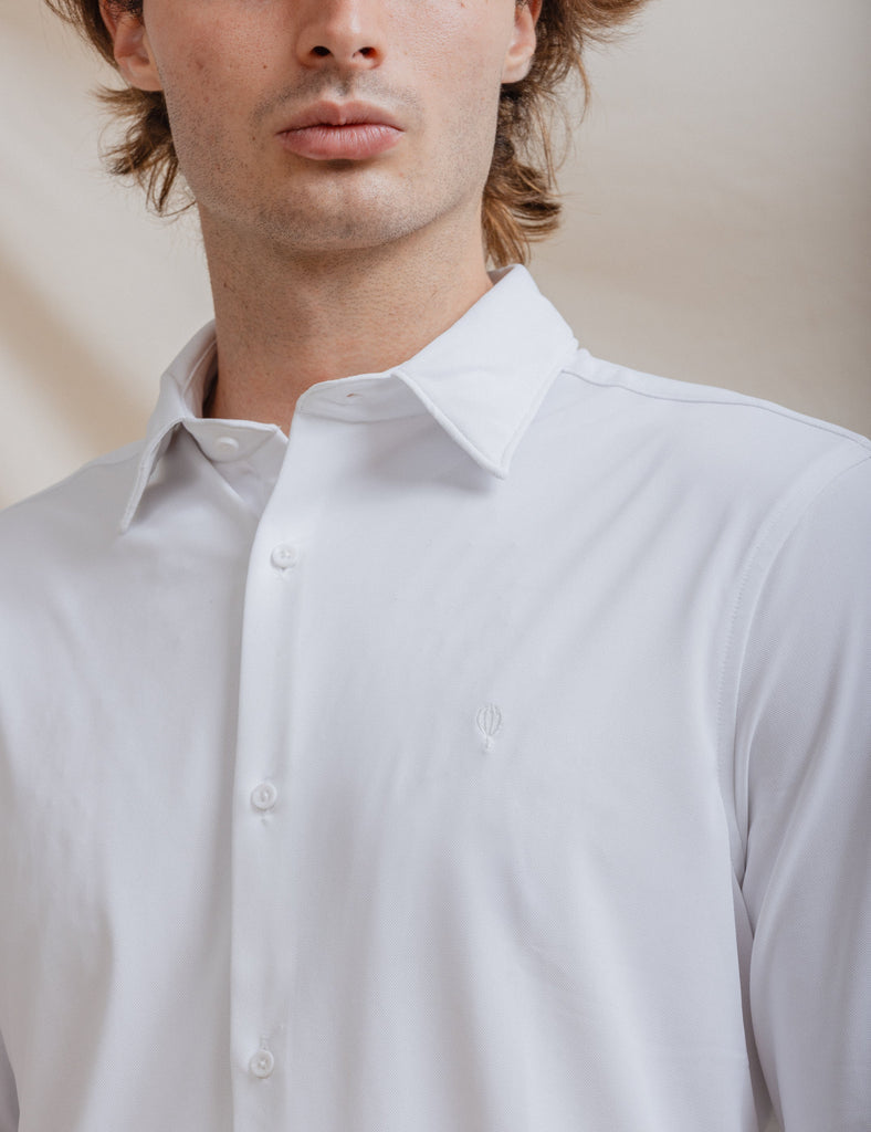 CAMISA ELÁSTICA BLANCA CON VARILLA